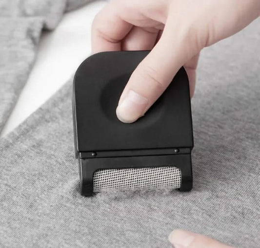 Portable Lint Remover Brush - Manual Fabric Shaver for Clothes & Furniture